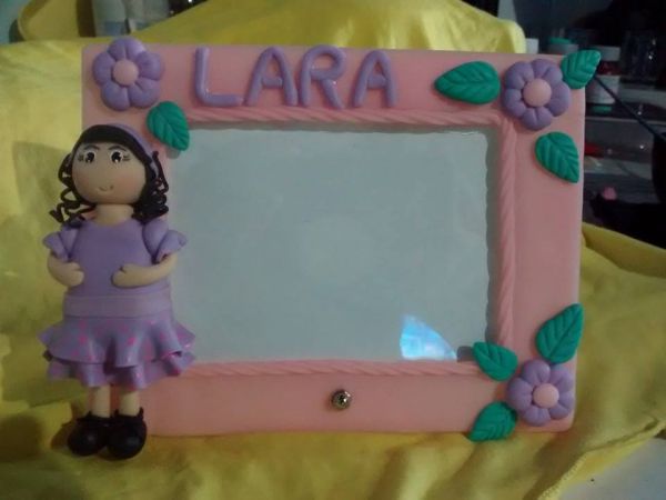 porta retratos menina e flores lilás com rosa