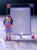 porta-retrato menina lilás